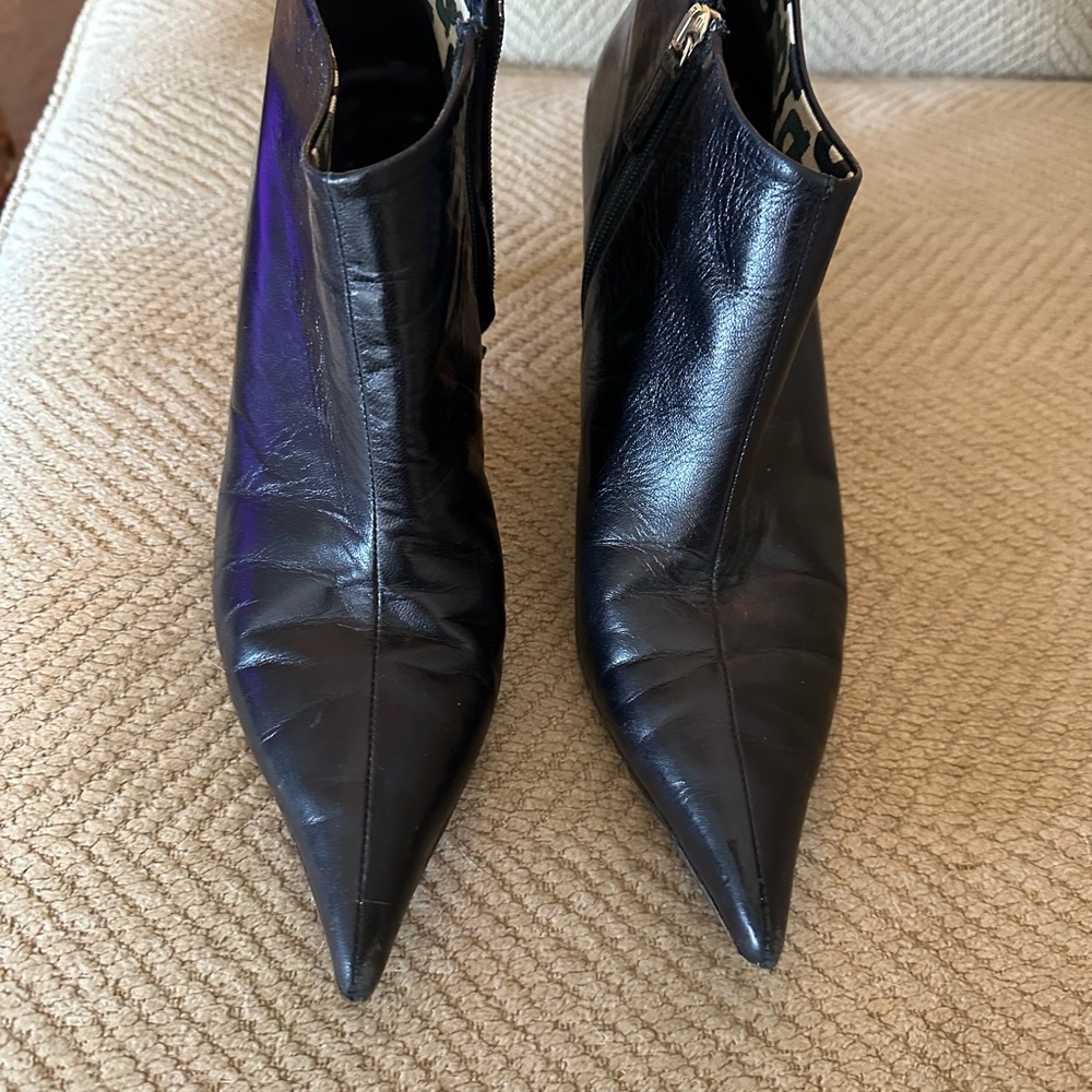 Gucci Black Ankle Booties with Sleek Design and Side Zipper